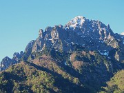 12 Bella vista sulla rocciosa Cornetta (2057 m)  